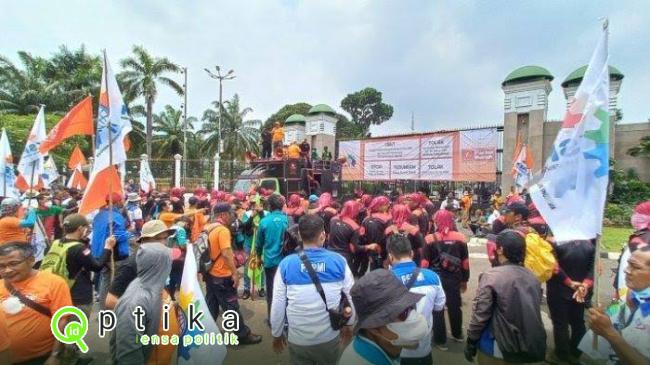 Ratusan Buruh Demo Di Gedung DPR RI Ini 5 Tuntutannya