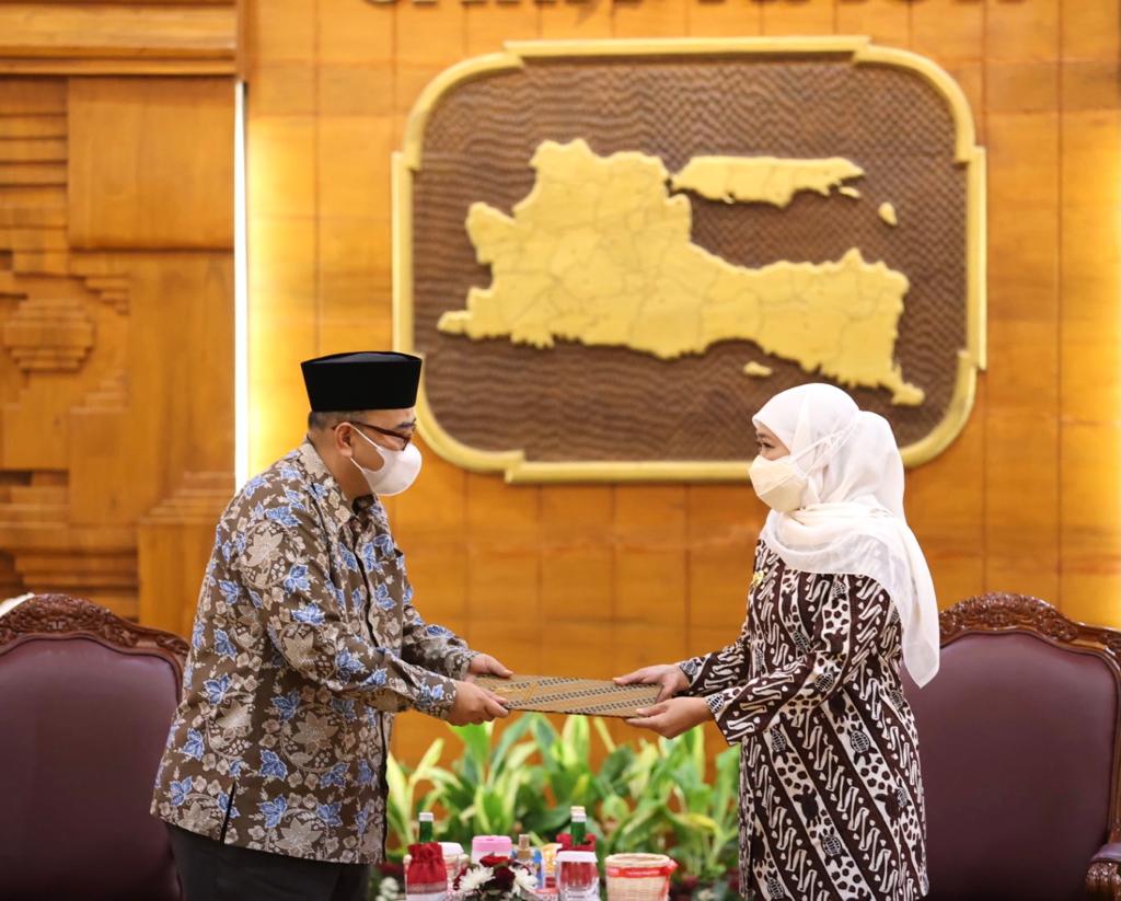 Gubernur Jawa Timur Serahkan SK Kepada Timbul Prihanjoko sebagai Plt Bupati Probolinggo