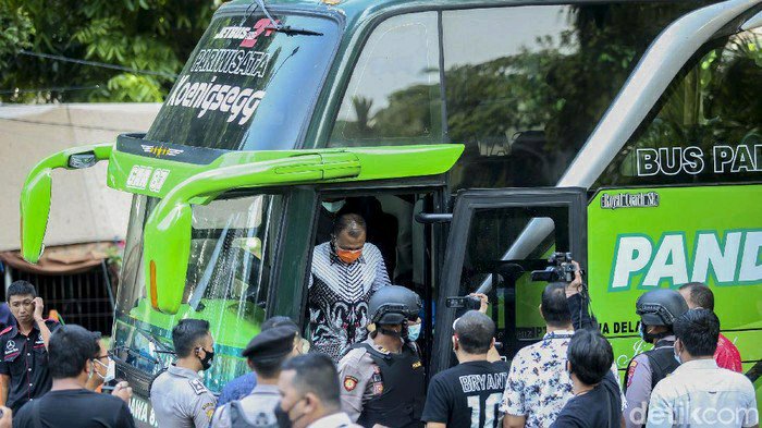 17 Tersangka korupsi Probolinggo datang di gedung KPK menggunakan bus