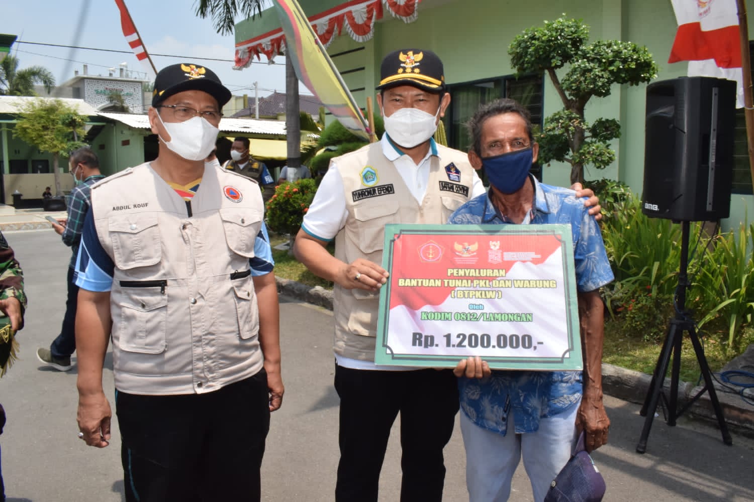 Ribuan PKL dan Pemilik Warung di Lamongan Terima Bantuan Uang Tunai