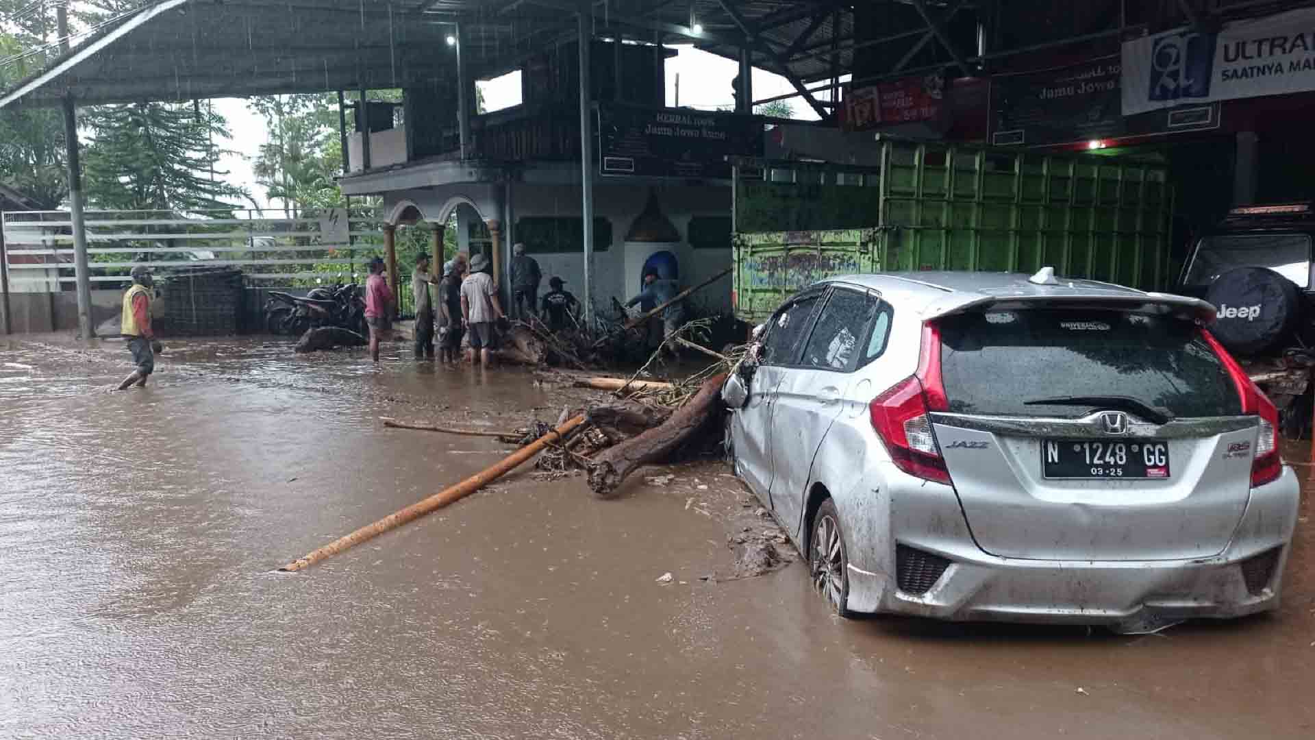 Banjir Bandang Melanda Kota Batu,15 Orang Hanyut