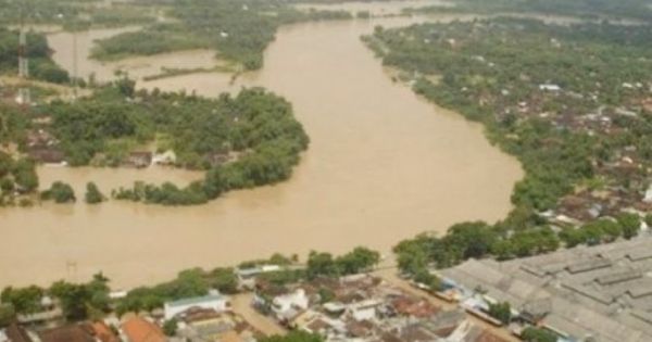 BPBD Jatim Sebut 7 Sungai Rawan Meluap, Imbau Warga Waspada Cuaca Ekstrem
