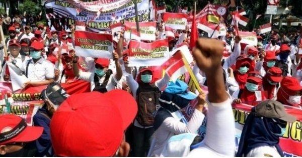 Buruh Geruduk Kantor Gubernur Khofifah, Anggap UMP Jatim Tidak Sah