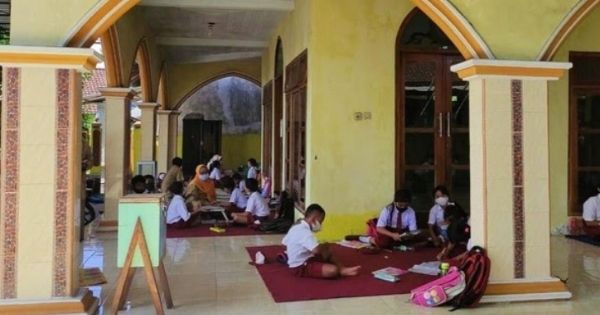 Jembatan Penghubung Ambruk, 35 Siswa Banyuwangi Belajar di Masjid