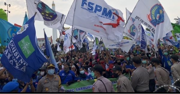 Peringati Hari Pahlawan, Buruh Datangi Kantor Gubernur Jatim