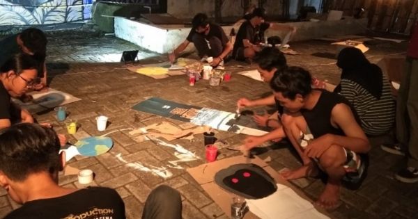 Stikosa-AWS Gandeng Serikat Mural Surabaya Gelar Workshop Wayang Kardus