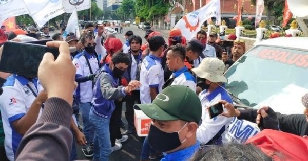 Tuntutan UMK Layak Tak Ada Jawaban, Buruh Jatim Ancam Bawa Massa Lebih Besar