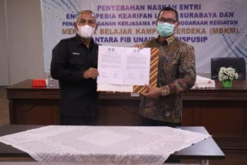 Dekan FIB Unair Serahkan Naskah Ensiklopedia Kearifan Lokal Surabaya pada Dispussip