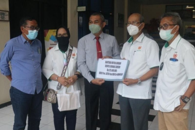 KONI Jatim Serahkan Bantuan dari KONI Se-Indonesia untuk Korban APG Semeru