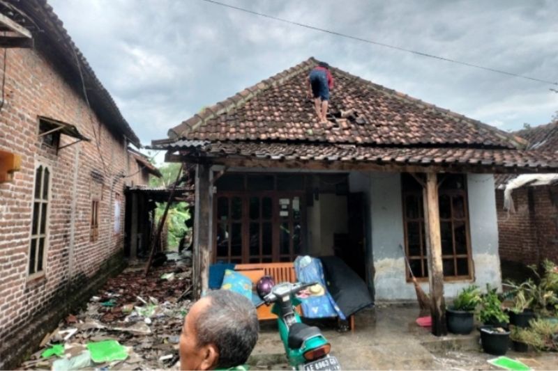 Ratusan Rumah di Madiun Rusak Diterjang Puting Beliung