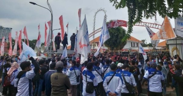Sampaikan Kekecewaan di Hari Terakhir Demo, 50 Ribu Buruh Bawa 3 Tuntutan Untuk Khofifah