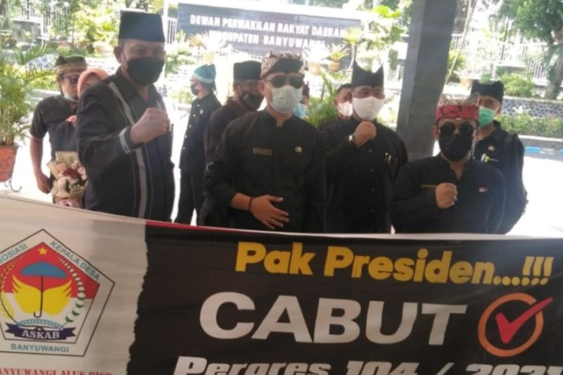 Tolak Perpres 104 Tahun 2021, Puluhan Kepala Desa di Banyuwangi Unjuk Rasa