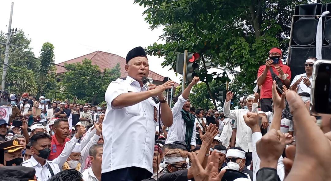 Bela Leluhur, Ribuan Massa Aksi Berkumpul di Depan Kantor Bupati Lombok