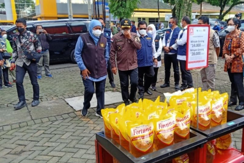 Minyak Subsidi Satu Harga Langka, Khofifah Pastikan Stok Aman Sampai Lebaran