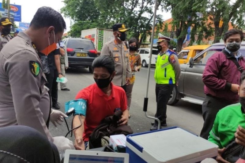 Polisi Razia Vaksinasi di Perbatasan Sidoarjo-Surabaya