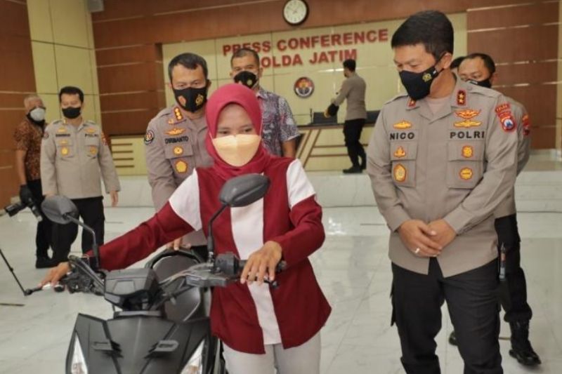 Kapolda Jatim Kembalikan Motor Wanita Ojol Korban Curanmor