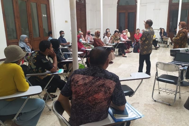 Kepala Dinas Budporapar: di Kelas Ini Boleh Bicara Apa Saja, Baca Sastra Bengkel Muda Surabaya Dimulai