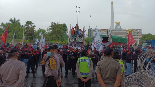 Massa Buruh juga Gelar Demonstrasi di Kantor Gubernur Jatim