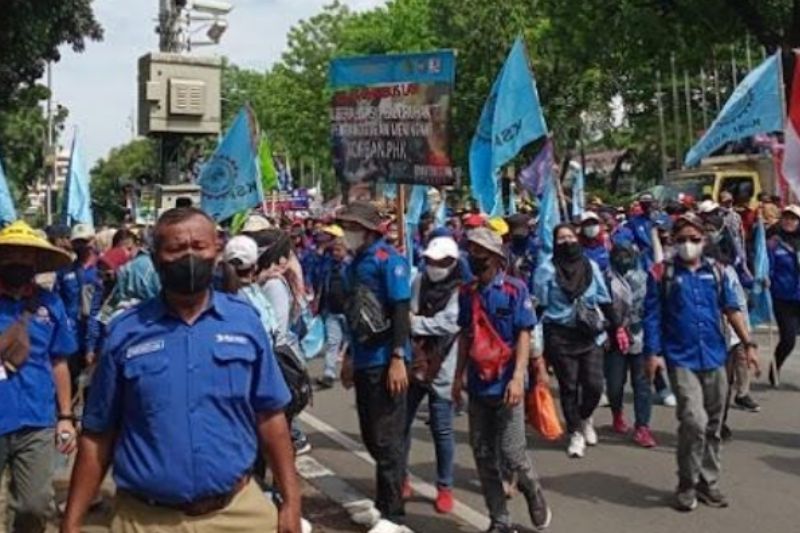 Ratusan Buruh Kepung Kantor Kemenaker, Tuntut Aturan JHT Dicabut!