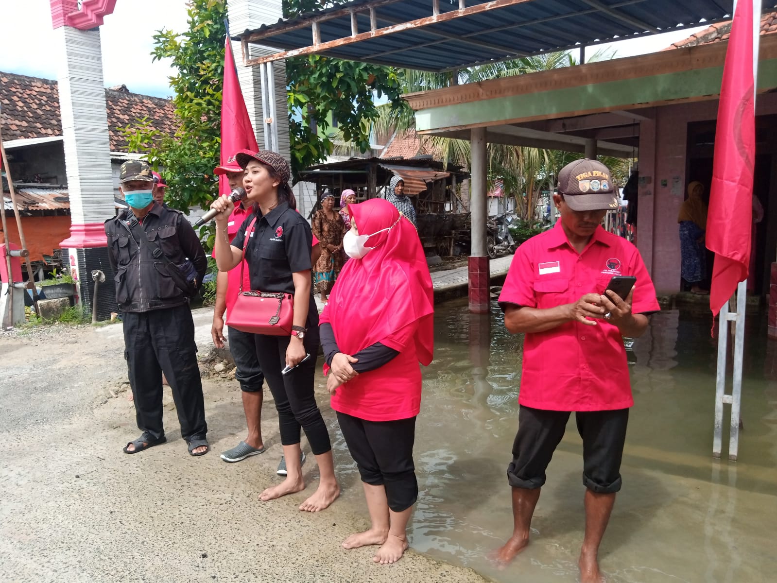 Tindaklanjuti Aduan Warga, PDIP Lamongan Lakukan Penanganan Darurat di Jalan Poros Jelakcatur