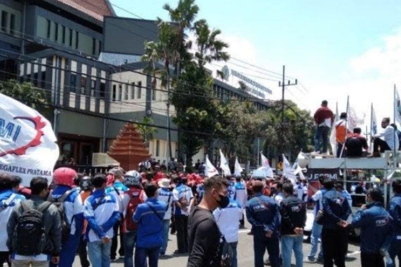 Tolak Kebijakan Kemnaker tentang JHT, Buruh Geruduk DPRD Jatim