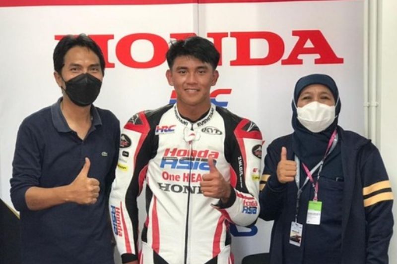 Bawa 2 Poin Pada Gelaran Moto3 Mandalika, Gubernur Khofifah Bangga Pada Mario Aji