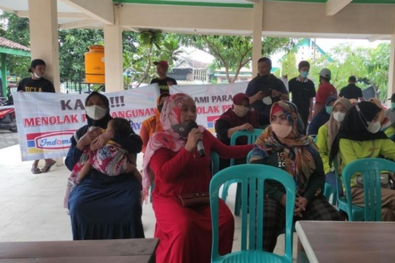 Emak-emak Geruduk Kantor Desa Krembung Sidoarjo, Tolak Minimarket Masuk Desa