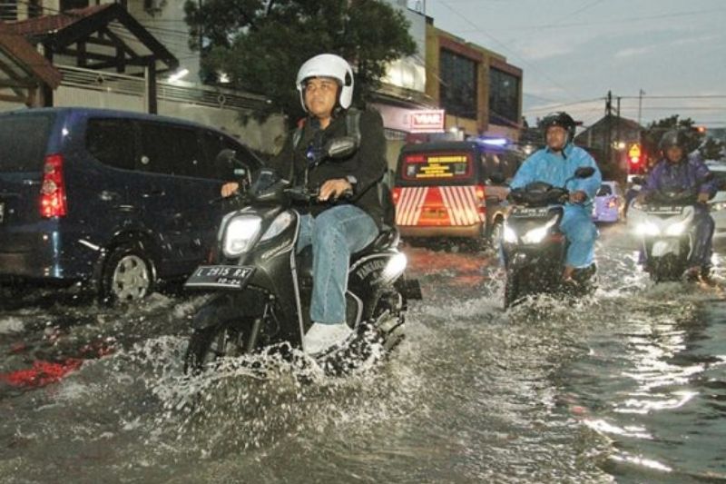 Hujan Lebat 3 Jam Sebabkan Surabaya Dikepung Banjir, Genangan Dimana-mana