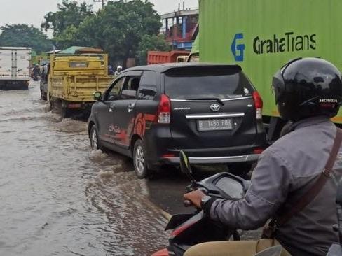 Lagi! Banjir Musiman Kraton Pasuruan Sebabkan Kemacetan 4 KM