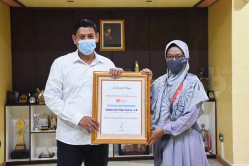 Mas Abu Terima Penghargaan Happiness Award dari Rumah Zakat Indonesia