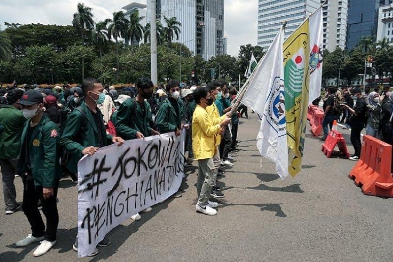 Memanas, Demo BEM SI di Patung Kuda Terjadi Dorong-dorongan dengan Polisi