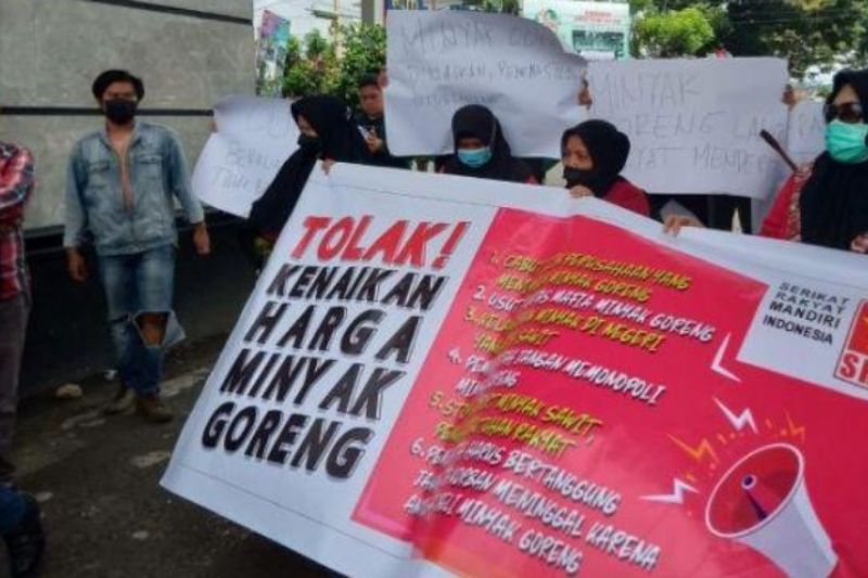 Protes Kenaikan Harga Minyak Goreng, Emak-emak Demo di Depan Kantor DPRD Lampung