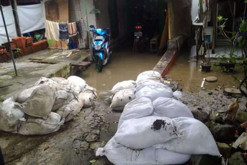 Surabaya Banjir Lagi, Armuji Minta Camat Intervensi Bantuan