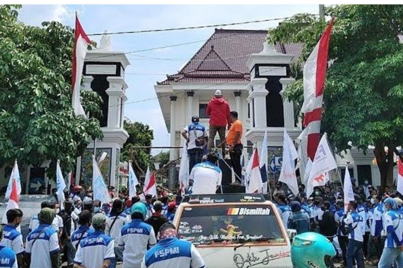 Tuntut Upah Layak Dari Perusahaan, Buruh FSPMI Turun ke Jalan