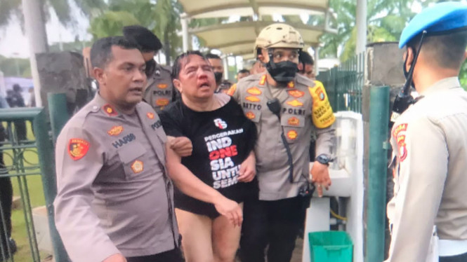 Ade Armando Kawal Demo, Malah Dikeroyok Sejumlah Pendemo