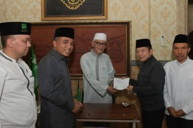 Bahas Keumatan Bangsa, Ketum PPP Silaturahmi ke KH Miftachul Akhyar