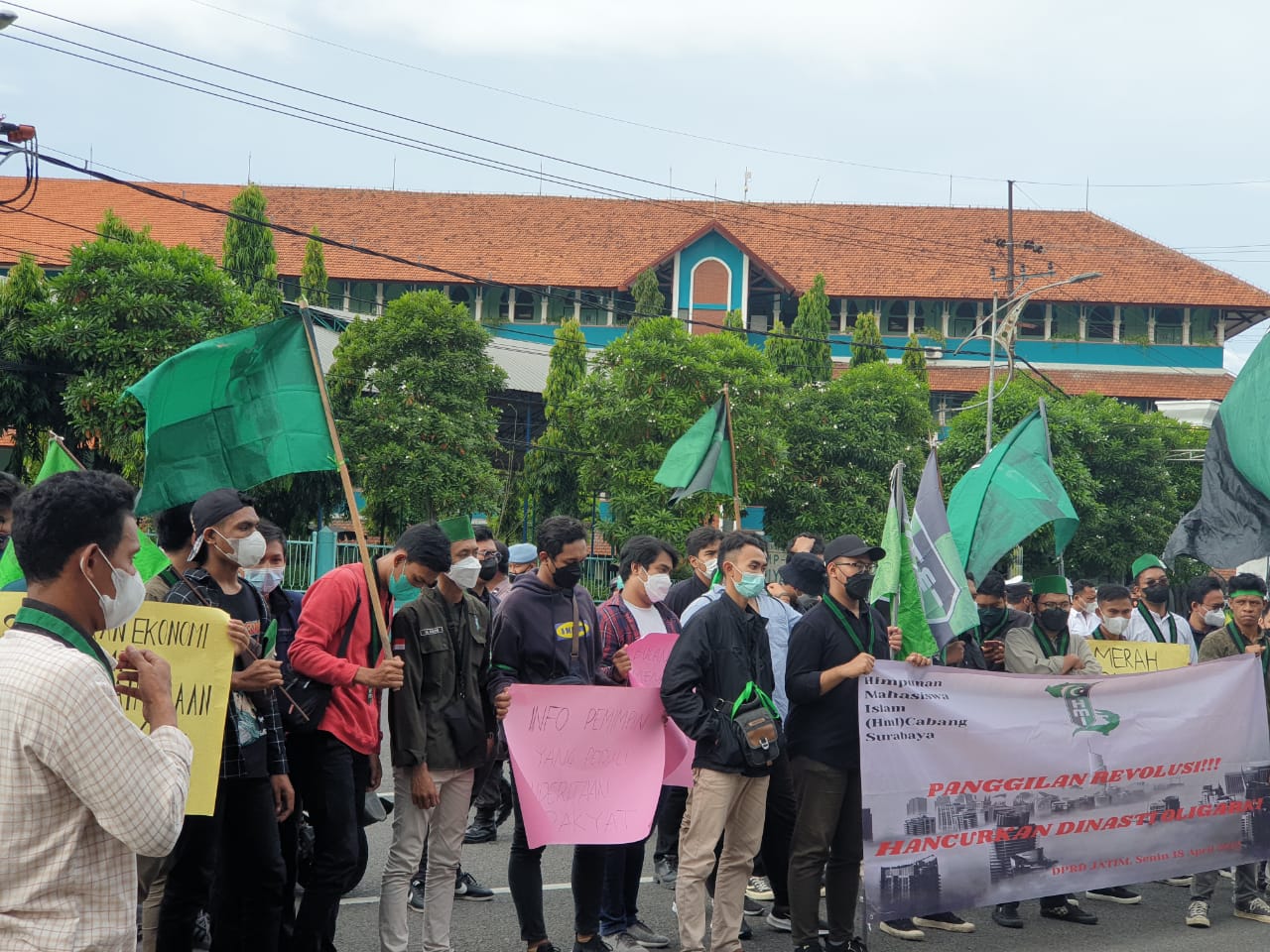 Bawa 4 Tuntutan, Ratusan Massa HMI Surabaya Aksi di Depan Gedung DPRD Jatim