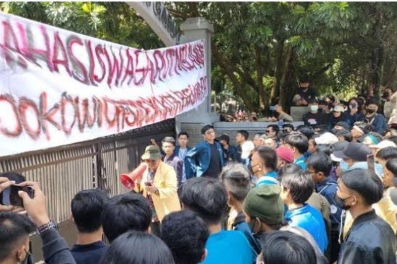 Demo Mahasiswa di Garut, Bupati Tandatangani Surat Tolak Presiden 3 Periode