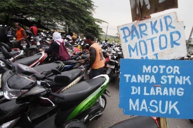Dishub Diminta Tertibkan Parkir Liar di Swalayan Surabaya