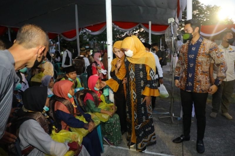 Gubernur-Baznas Jatim Salurkan Santunan pada 2.000 Anak Yatim di Tuban dan Bojonegoro