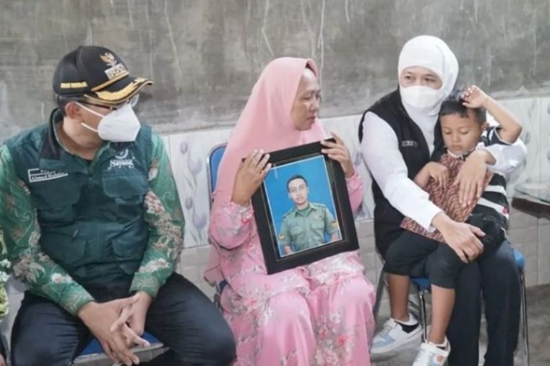 Gus Muhdlor dan Khofifah Sampaikan Duka Cita Atas Gugurnya Sertu Eka dan Istri 