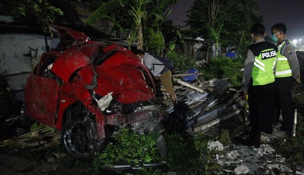 Honda Brio Ditabrak Kereta Api di Surabaya Tiga Orang Tewas