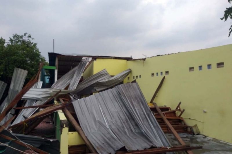 Hujan disertai Angin Kencang Rusak Puluhan Rumah di Kecamatan Tulangan Sidoarjo 