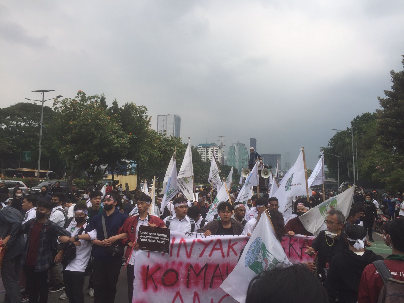 KAMMI Aksi Jalan Mundur ke Gedung DPR, Simbol Mundurnya Demokrasi!