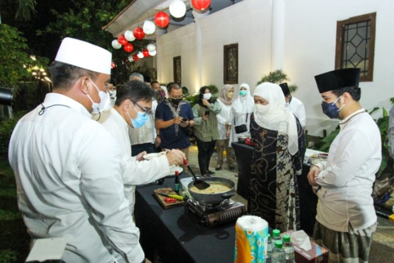 Khofifah dan OPD Masak Bareng Menu Sahur Berbahan Dasar Ikan Bandeng