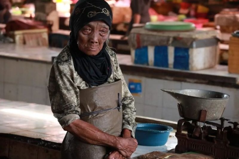 Kisah Perempuan Tertua di Sidoarjo, Umur 101 Tahun Penjual Bandeng Segar 