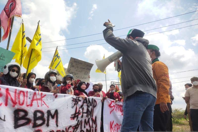 Mahasiswa Bawa Delapan Tuntutan Saat Unjuk Rasa di DPRD Sumbar