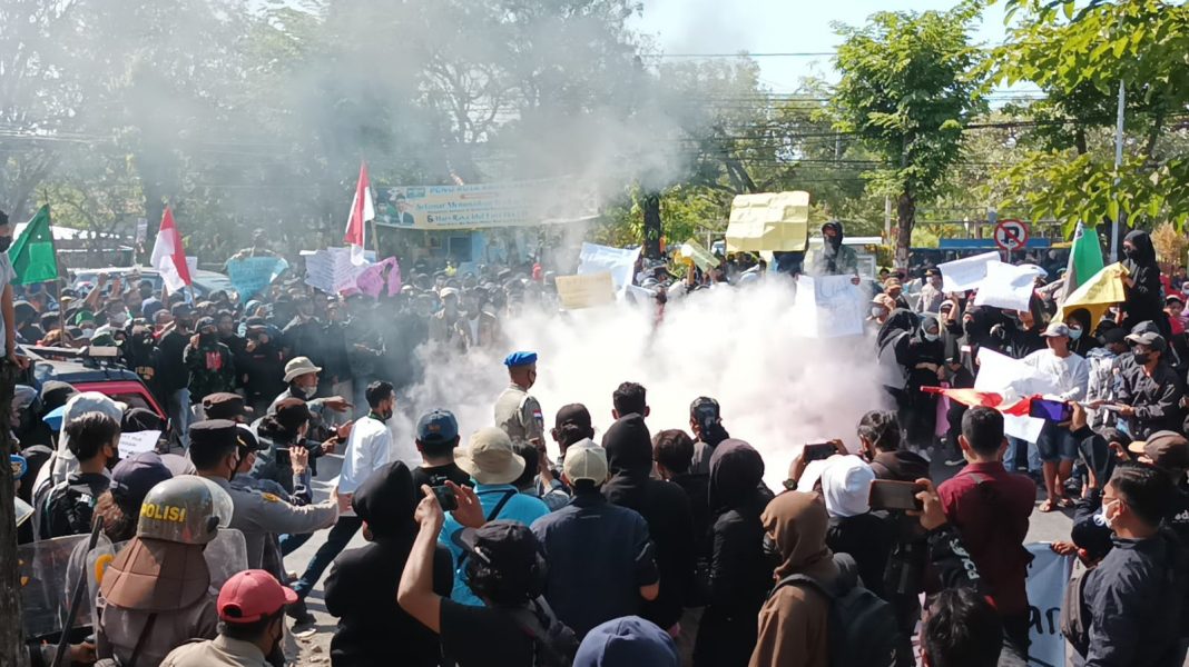 Ricuh, Aliansi BEM Probolinggo Blokade Jalur Pantura