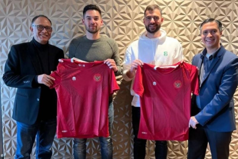 Sandy Walsh dan Jordi Amat Bahagia Pegang Jersey Timnas