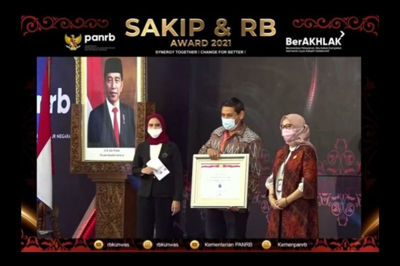 Tingkatkan Reformasi Birokrasi, Wali Kota Kediri Raih Penghargaan SAKIP dan RB Award 2021